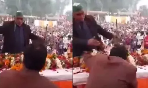 BJP विधायक को भरी सभा में पड़ा थप्पड़... विधायक कर रहे थे एक कार्यक्रम को संबोधित, तभी मंच पर किसान नेता ने मंच पर चढ़ कर जड़ दिया जोरदार थप्पड़