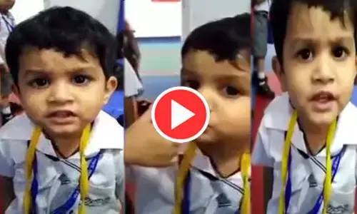 VIDEO: छोटे बच्चे ने मैडम के सामने गया गुलाबी आंखें जो तेरी देखी... तभी जो हुआ पेट पकड़कर बैठ जाएंगे आप