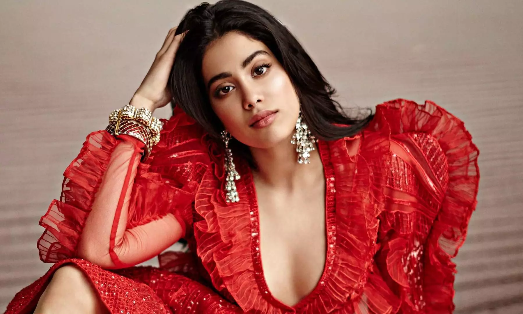 देखें PHOTOS: जाह्नवी कपूर की ऐसी हालत देख फैंस को हुई टेंशन, मुंह में थर्मामीटर लगाए शेयर की फोटोज..