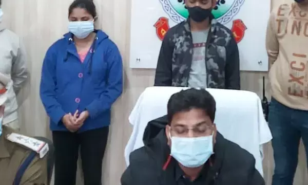 शिक्षक की बेटी ने बॉयफ्रेंड के साथ मिलकर लोगों को लगाया लाखों का चूना, तरीका ऐसा, जिसे सुनकर आप भी हो जायेंगे हैरान