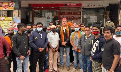 जावेद हबीब विवाद: भाजपा ने जावेद हबीब का स्टोर कराया बंद.. बोर्ड पर कालिख पोती..