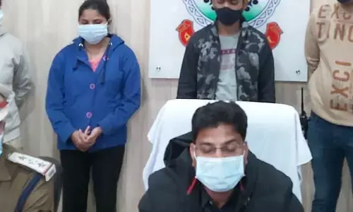 शिक्षक की बेटी ने बॉयफ्रेंड के साथ मिलकर लोगों को लगाया लाखों का चूना, तरीका ऐसा, जिसे सुनकर आप भी हो जायेंगे हैरान