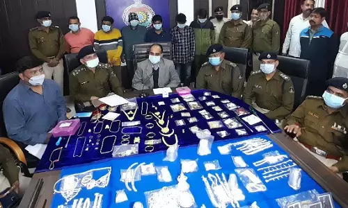 77 लाख की चोरी: जेल से छूटने के बाद बनाये थे गिरोह, चार साल में 41 चोरी...पहले भी बलात्कार और हत्या के मामलों में काट चुके हैं सजा....6 गिरफ्तार