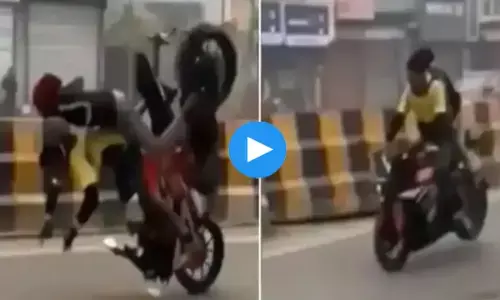 गर्लफ्रेंड को बाइक पर बिठाकर स्टंट कर रहा था लड़का...औंधे मुंह गिरा, हो गई किरकरी