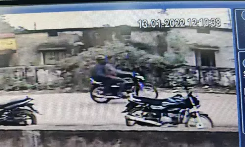 कांग्रेस नेता के घर डकैती का Exclusive वीडियो: 3 बाइक में पहुँचे थे 7 डकैत, घटना के बाद 12 बजकर 10 मिनट में हुए फरार...सीसीटीवी फुटेज आया सामने