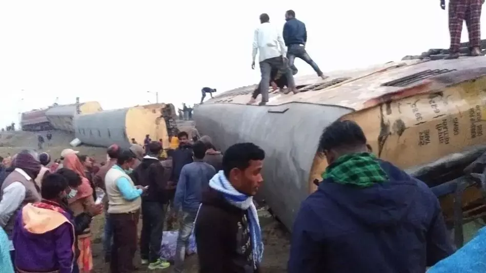 ट्रेन दुर्घटना ब्रेकिंगः बीकानेर एक्सप्रेस दुर्घटनाग्रस्त, 12 डिब्बे पटरी से उतरे, बड़ी संख्या में हताहत हो सकते हैं यात्री