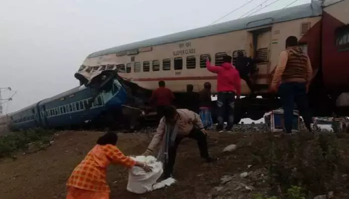 3 की मौत, 51 एंबुलेंस रवानाः दुर्घटनाग्रस्त बीकानेर एक्सप्रेस में यात्रियों को अस्पताल पहुंचाने 51 एंबुलेंस घटनास्थल पर रवाना, 3 की मौती की पुष्टि