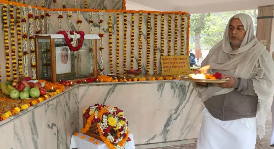 गुरुपद संभव रामजी ने कहा...अच्छी संगत से मनुष्य महान इंसान बन जाता है, सिर्फ खुद के लिए न सोचें बल्कि अपने परिवार, समाज और संस्कृति के बारे में भी सोचें