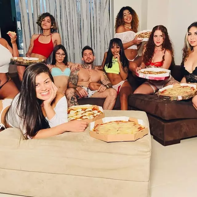 एक युवक और 10 खूबसूरत पत्नियां: पहले से था शादीशुदा, फिर इस तरह से हो गई 10 पत्नी...बताया- ऐसे बदली जिंदगी...