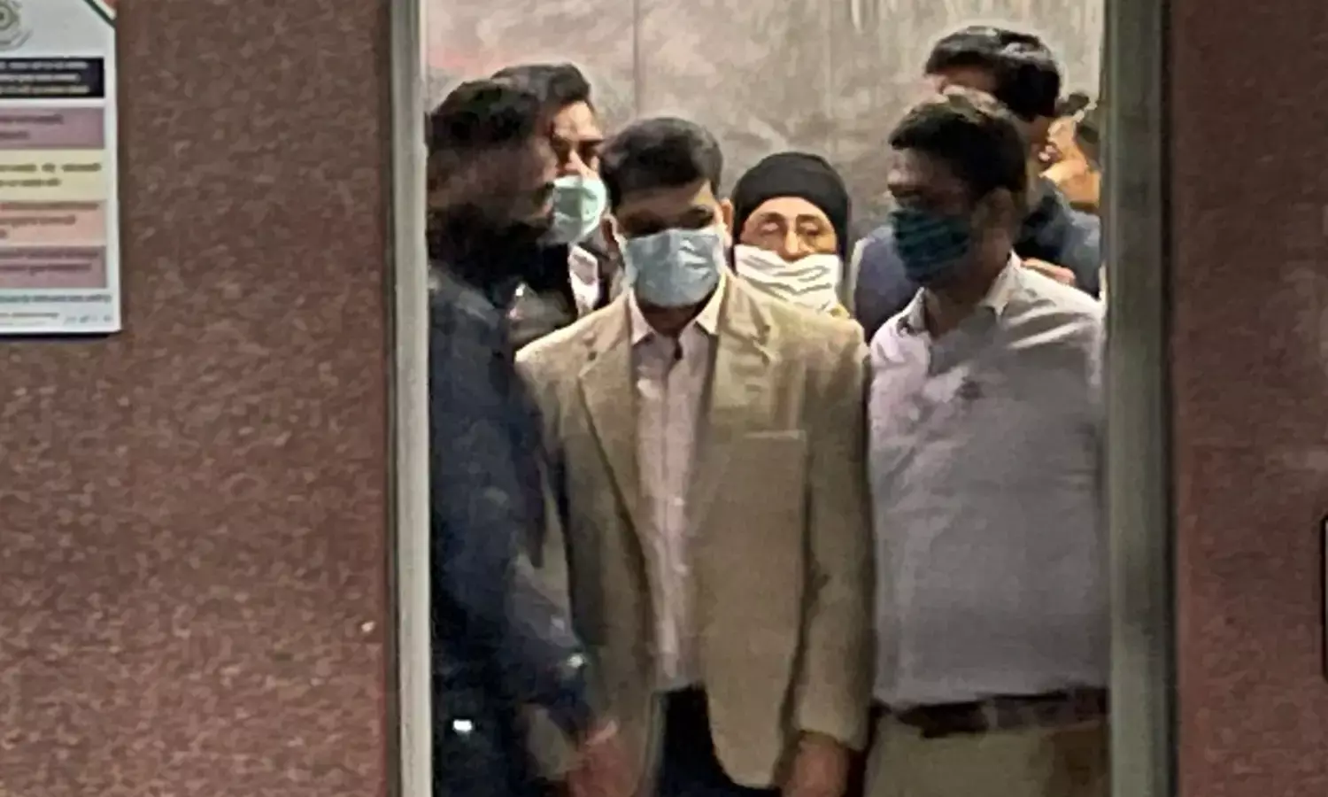 बेल या जेल पर आया फैसला: घंटे भर की बहस और ट्रांसलेट पन्ने मंगाने के बाद जज लीना अग्रवाल ने दिया फ़ैसला - अभियुक्त को न्यायिक हिरासत में भेजा जाता है...बचाव पक्ष ने दिया आवेदन-केंद्रीय जेल को दें ये निर्देश