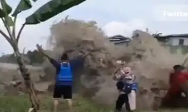 वीडियो के लिए सुनामी के पास चले गए लोग, फिर पानी में हुए गायब, देखें ये वीडियो हैरान कर देगा आपको