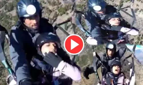 पैराग्लाइडिंग के दौरान लड़की की हालत हुई खराब... जोर-जोर से लगी चिल्लाने, वीडियो वायरल