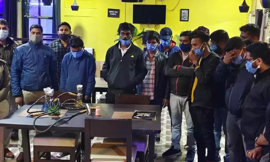 लड़कियां और लड़के मिले हुक्का पीते... देर रात पुलिस ने हुक्के बार मे दी दबिश... युवतियां उड़ा रही थी धुंआ, कई पकड़ाई