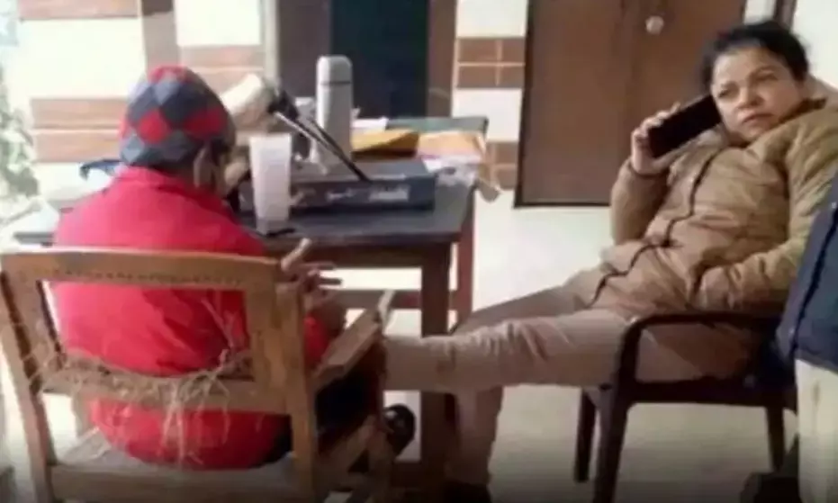 मैडम दरोगा दबवा रहीं थी पांव… फ़ोटो हुआ वायरल तो कप्तान ने किया लाईन अटैच..चर्चित दरोगा मैडम साथी दरोगा की हत्या में फंस चुकी हैं