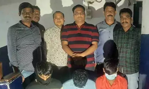 गे सेक्स रैकेट का पर्दाफाश: ऑनलाइन डेटिंग गे एप चलाकर करते थे धंधा...फिर ऐसे करते थे ब्लैकमेल, 3 आरोपी गिरफ्तार...