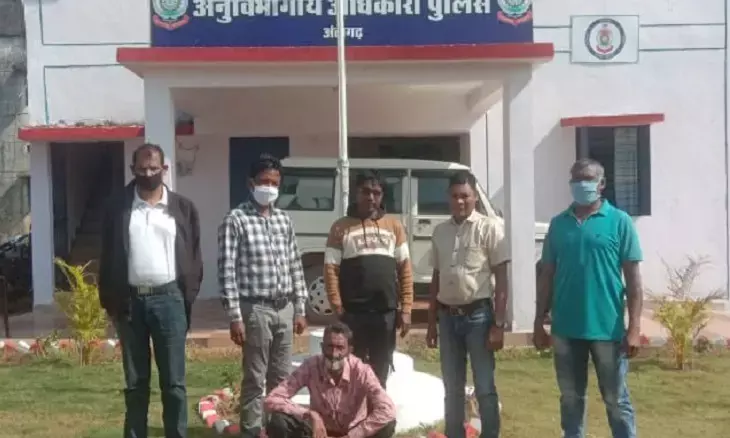 रेपिस्ट डिप्टी रेंजर गिरफ्तार...बीट गार्ड की पत्नी के साथ रेप की घटना को अंजाम देने के बाद से था फरार....पुलिस ने पैतृक गांव से किया गिरफ्तार...