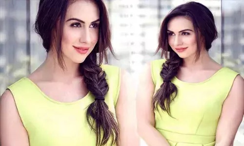 ABCD 2 की इस एक्ट्रेस ने सरेआम उतारे कपड़े, फिर दिखाया हॉट अंदाज... देखे PHOTOS