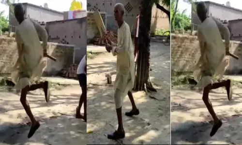 बूढ़े शख्स को क्रिकेट खेलते देख लोग हुए हैरान, बोले- ये तो सुपर दादा है... देखें VIDEO