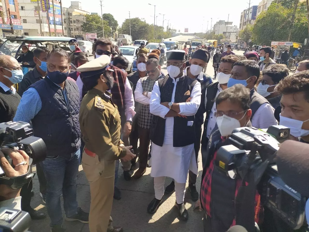 मंत्री की IPS को फटकार...मैं यहां हूं, मेरा दौरा है और आप लोग गाड़ी से नहीं उतर रहे हो...