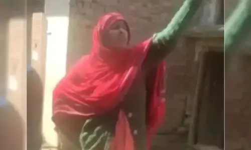 बच्चों को कोरोना वैक्सीन लगवाने के लिए,  महिला ने मोहल्ले जबरदस्त लगाई आवाज... देखे VIDEO