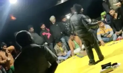 टेंट, जनरेटर और दारू-मुर्गा पार्टी के साथ चल रहा लाखों का जुआ... जुआरियों का मजमा देखें इस वीडियो में