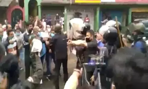 देखें वीडियो: भिड़े भाजपा और टीएमसी के कार्यकर्ता, जवानों ने चलाई गोली!... एक-दूसरे पर भांजीं लाठियां