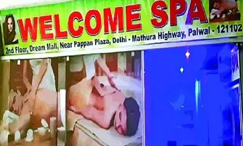 स्पा सेंटर में चल रहा था SEX रैकेट: ऐसे हाल में मिले 22 युवतियां के साथ 35 युवक... नजारा देख पुलिस भी रह गई हैरान