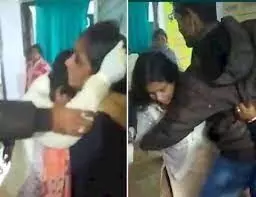 VIDEO: 500 रुपए के लिए भिड़ीं 2 महिलाएं... जमकर चले लात-घूंसे, मारपीट का वीडियो वायरल