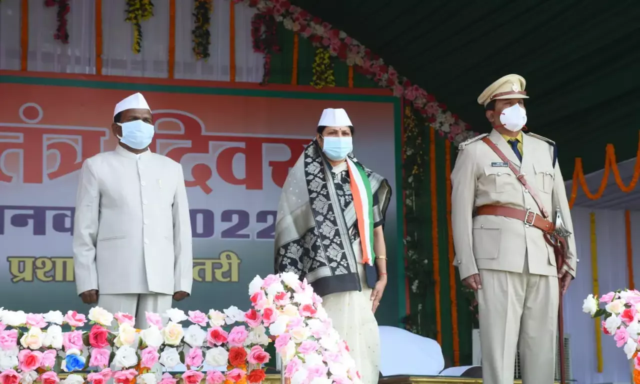 ज़िले में हर्षोल्लास और गरिमामय तरीके से मनाया गया गणतंत्र दिवस...विधायक धरसींवा अनिता शर्मा ने धमतरी ज़िला मुख्यालय में बतौर मुख्य अतिथि किया ध्वजारोहण