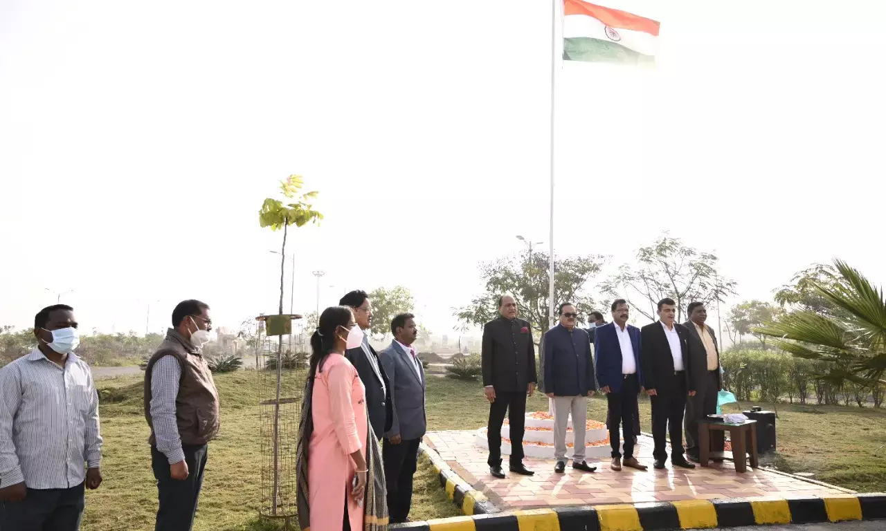 73 वें गणतंत्र दिवस पर राज्य मुख्य सूचना आयुक्त एम के राऊत ने किया ध्वजारोहण