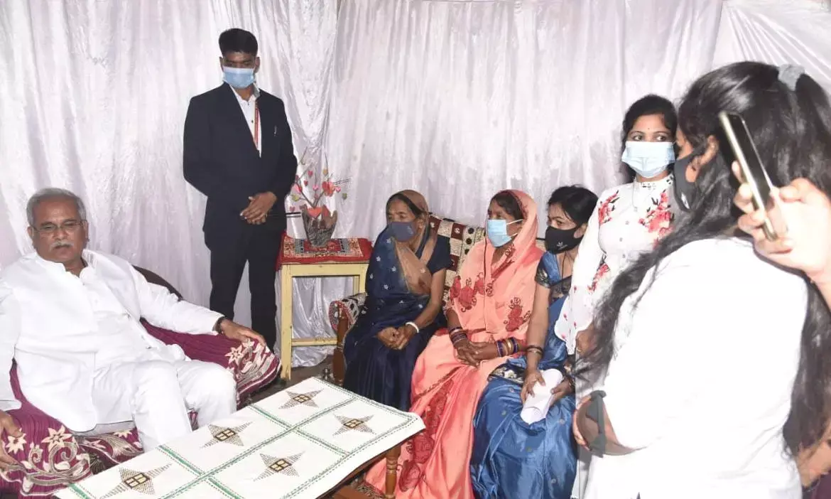 मुख्यमंत्री भूपेश ने स्व कांग्रेस नेता भगवती प्रसाद को दी श्रद्धांजलि, घर जाकर परिजनों से की मुलाकात