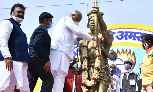 मुख्यमंत्री बघेल ने शहीद गुण्डाधूर की प्रतिमा पर किया माल्यार्पण