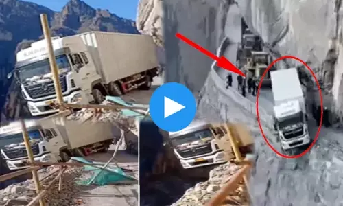 सड़क पर खाई के ऊपर लटक गया ट्रक!...तीन दिनों तक मौत के मुंह में झूलता रहा, देखें सांस रोक देने वाला वीडियो