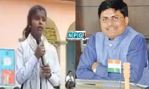 देखें वीडियो: स्कूली बच्ची ने अपने मां-बाप के लिए गया ऐसा गाना, सुनकर IAS अवनीश शरण भी हो गए उसके फैन