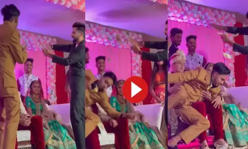 नोट उड़ाते-उड़ाते दूल्हा-दुल्हन पर गिर पड़ा दोस्त... गुस्साए दूल्हे ने स्टेज पर ही सिखा दिया सबक, देखें ये वीडियो