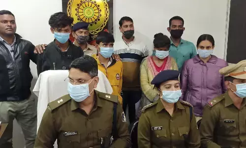 बैंक से रकम निकालने गयी महिला हुई उठाईगिरी का शिकार... एक आरोपी गिरफ्तार.. वहीँ एक अन्य चोरी के मामले में तीन पकड़ाए