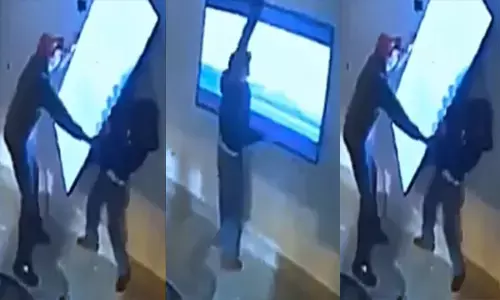 मजेदार वीडियो: 3 चोर मिलकर भी नहीं नहीं कर पाए एक टीवी चोरी... कैमरे में रिकॉर्ड हुआ इनका कारनामा