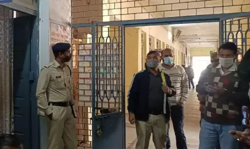 रिक्शा चालक के नाम करोड़ों की कई एकड़ जमीन, आईजी के आदेश पर बनी जांच टीम पहुँची रजिस्ट्री कार्यालय