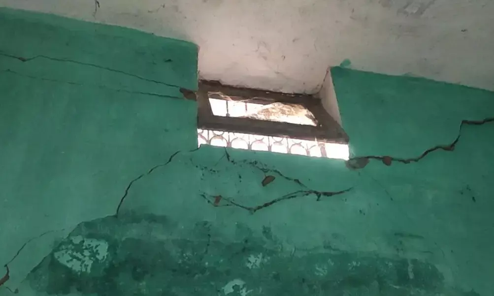 सालों से अस्पताल बीमार...टूटे दरवाजे, दीवारों में दरारें और उखड़ते छत में चल रहा गढ़डोंगरी उप स्वास्थ्य केंद्र, वनांचल वासियों का सुध लेने वाला कोई नहीं, उधर ग्रामीणों ने कहा सालों बीत गए नहीं हुई है मरम्मत... इधर CMHO बोले..