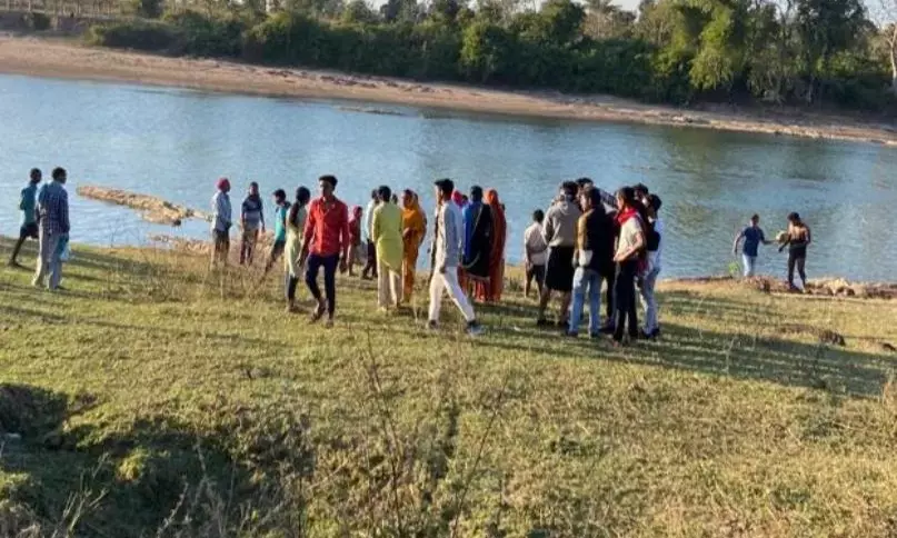 शिक्षिका और बेटे की मौत: पिकनिक मनाने गए 4 नदी में डूबे, माँ बेटे की मौत...दो को बचाया गया