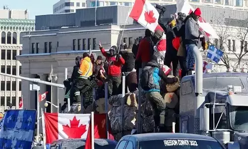 परिवार संग प्रधानमंत्री भागे... PM आवास को ट्रक चालकों ने घेरा... लगी लंबी लाइन, जानिए क्या है मामला...