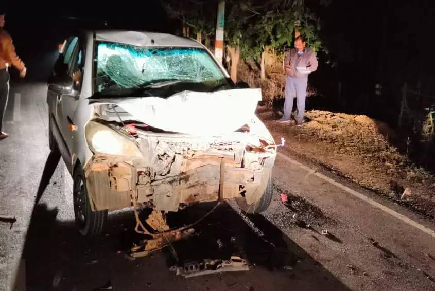 सड़क हादसे में दो की मौत: तेज रफ्तार कार ने बाइक को रौंदा, दो युवक की मौके पर मौत, एक का पैर टूटा..... शादी के कार्यक्रम से घर लौट रहे थे