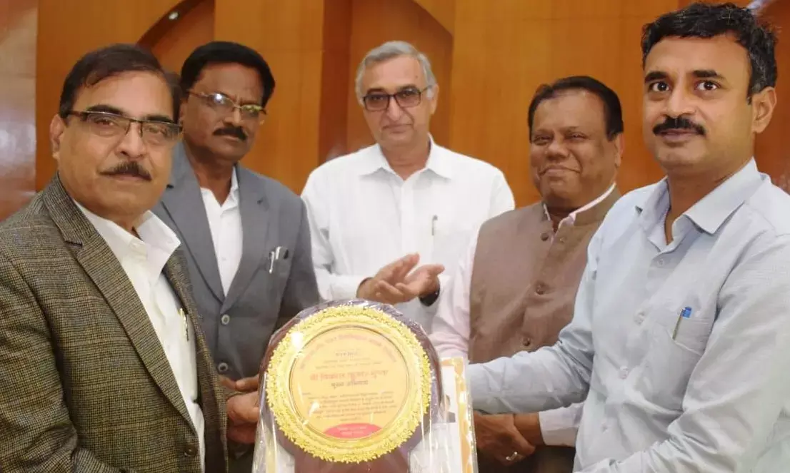 मुख्य अभियंताद्वय कुलकर्णी एवं गुप्ता को सेवानिवृत्ति पर दी भावभीनी विदाई...पॉवर कंपनी के चेयरमेन अंकित आनंद ने किया सम्मानित