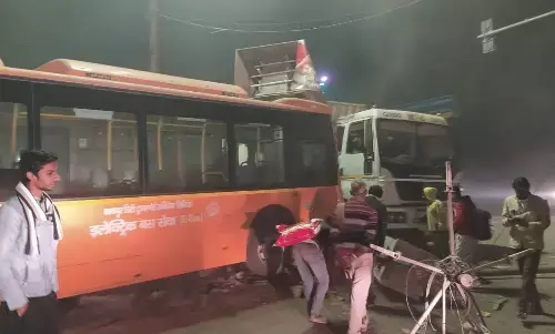 भीषण सड़क हादसे में 6 की मौत...इलेक्ट्रिक बस ने कई लोगों को कुचला...6 की मौत, 12 घायल