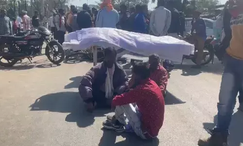 स्वास्थ्य विभाग के चौकीदार की मौत...तीन घंटे तक अस्पताल के बाहर पड़ा रहा शव, किसी ने नहीं ली सुध... आक्रोशित ग्रामीणों ने शव रखकर किया चक्काजाम