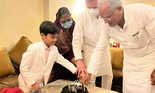 सालगिरह की केक: CM भूपेश की सालगिरह पर राहुल ने कटवाई केक, CM ने पत्नी के साथ फोटो ट्वीट कर लिखा...