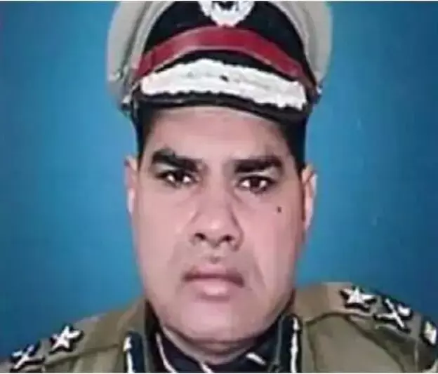 IPS अफसर का आदेश- ऑफिस में लगाइए मेरी फोटो, इस दुकान से खरीदने का दिया आदेश.... IPS अफसर का आदेश- ऑफिस में लगाइए मेरी फोटो, इस दुकान से खरीदने का दिया आदेश....