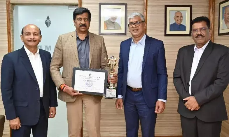 निदेशक (वित्त) चौधरी ने किया पुरस्कार ग्रहण... दूरसंचार राज्य मंत्री के हाथों मिला बेस्ट सीएफओ अवार्ड