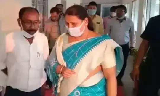 MLA छून्नी साहू के तल्ख़ तेवर: पहुँची कप्तान के कक्ष और पति समेत आठ जवान सौंप कर बोलीं - *पुलिस के रहते राजनैतिक षड़यंत्र में रेत माफिया ने झूठा फँसाया.. तो क्या करुंगी ये पीएसओ और फॉलोगार्ड.. रख लो साहब