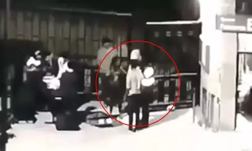 गर्लफ्रेंड को सूटकेस में भरकर हॉस्टल से बाहर आ रहा था छात्र, फिर खुल गई पोल... जानिए फिर क्या हुआ..